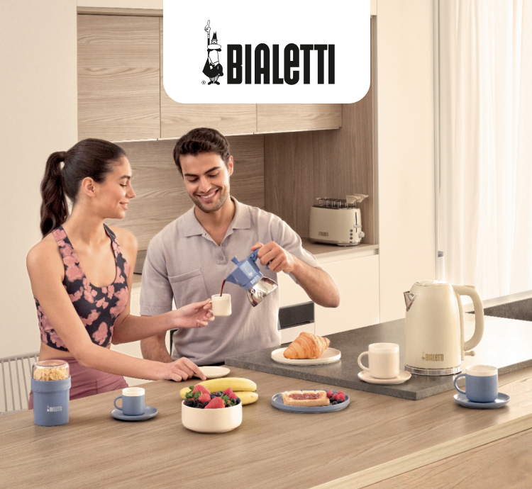 Coppia a colazione con i prodotti della Collezione Bialetti.