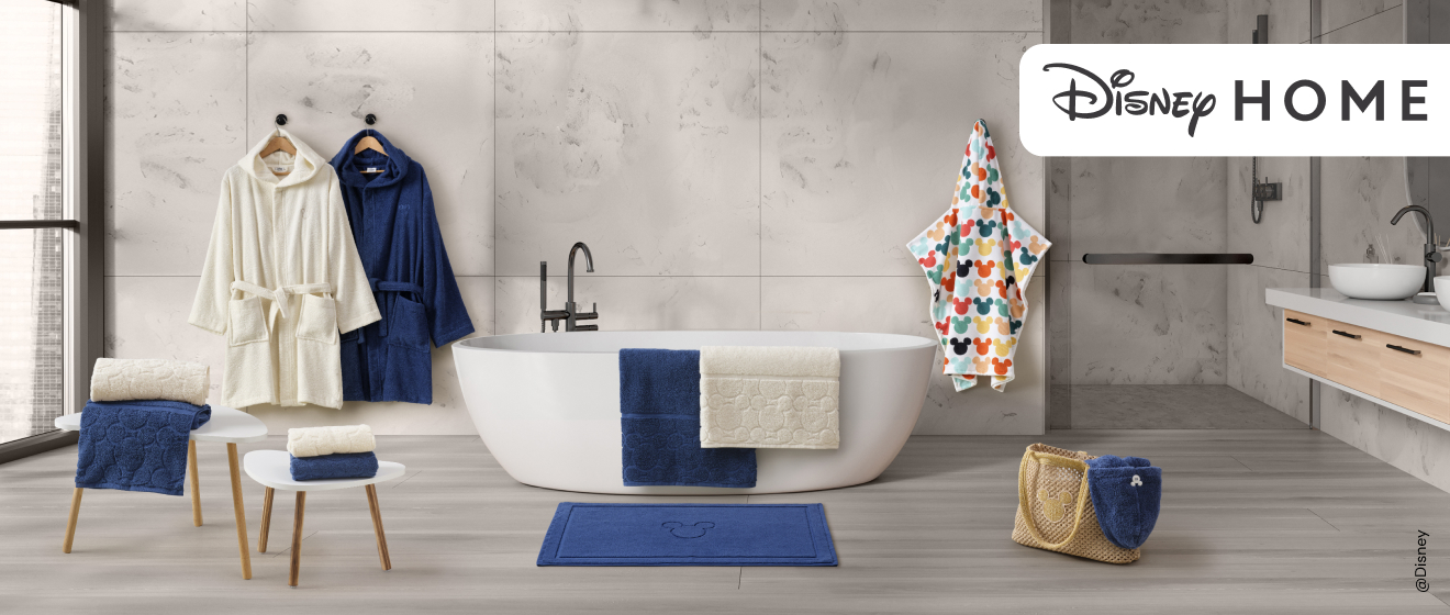 Set bagno della Collezione Disney Home con accappatoi, asciugamani, tappeto e accessori.