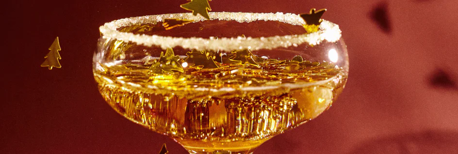 Tavola addobbata con decorazioni natalizie e una deliziosa selezione di cibi per le feste.