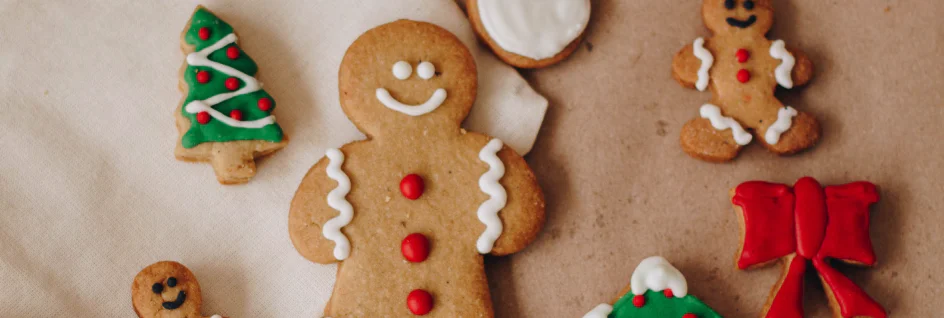 Tavola addobbata con decorazioni natalizie e una deliziosa selezione di cibi per le feste.