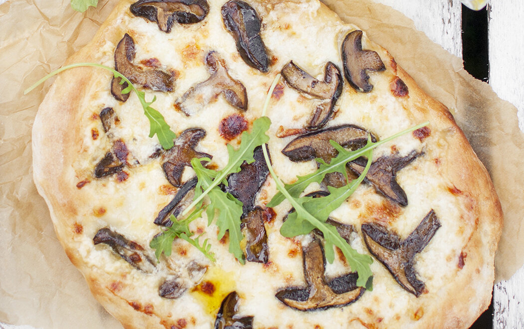 pizza-bianca-con-funghi-di-bosco-e-mozzarella-thumbnail