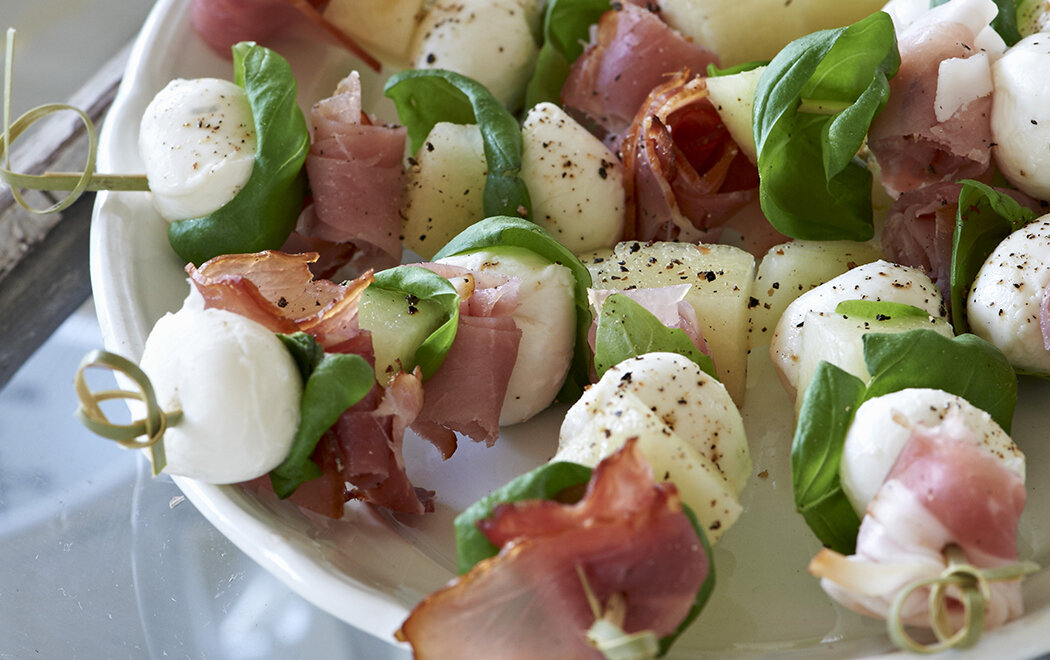 spiedini-di-mozzarella-prosciutto-e-basilico-thumbnail