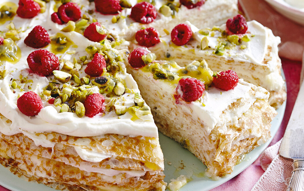 torta-di-crespelle-dolci-con-crema-al-frutto-della-passione-lamponi-e-pistacchi-thumbnail