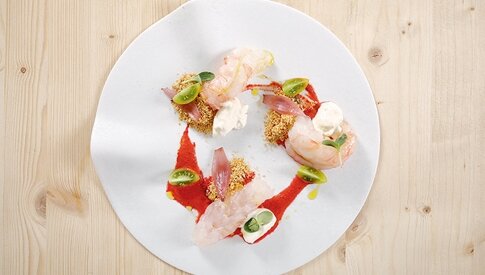 Gazpacho-di-rape-rosse-cipolle-di-Tropea-in-agrodolce-e-scampi-thumbnail