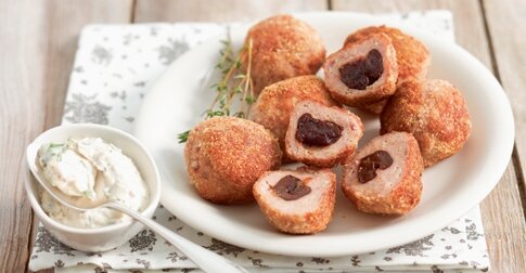 Palline-di-tacchino-tritato-ripiene-di-prugne-secche-thumbnail