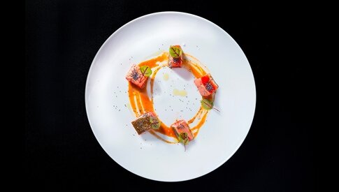 tataki-di-salmone-con-salsa-di-peperoni-e-soia-thumbnail