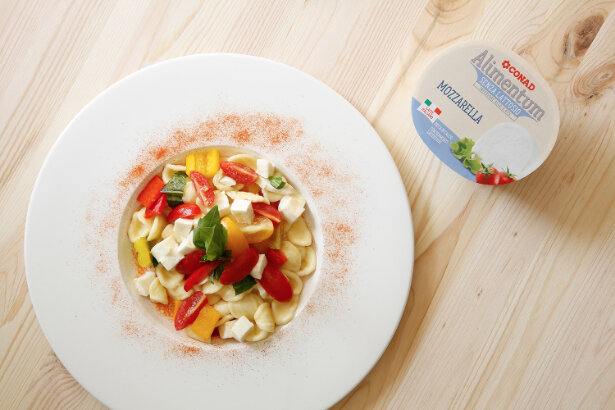 orecchiette-con-peperoni-e-mozzarella-sez-thumbnail