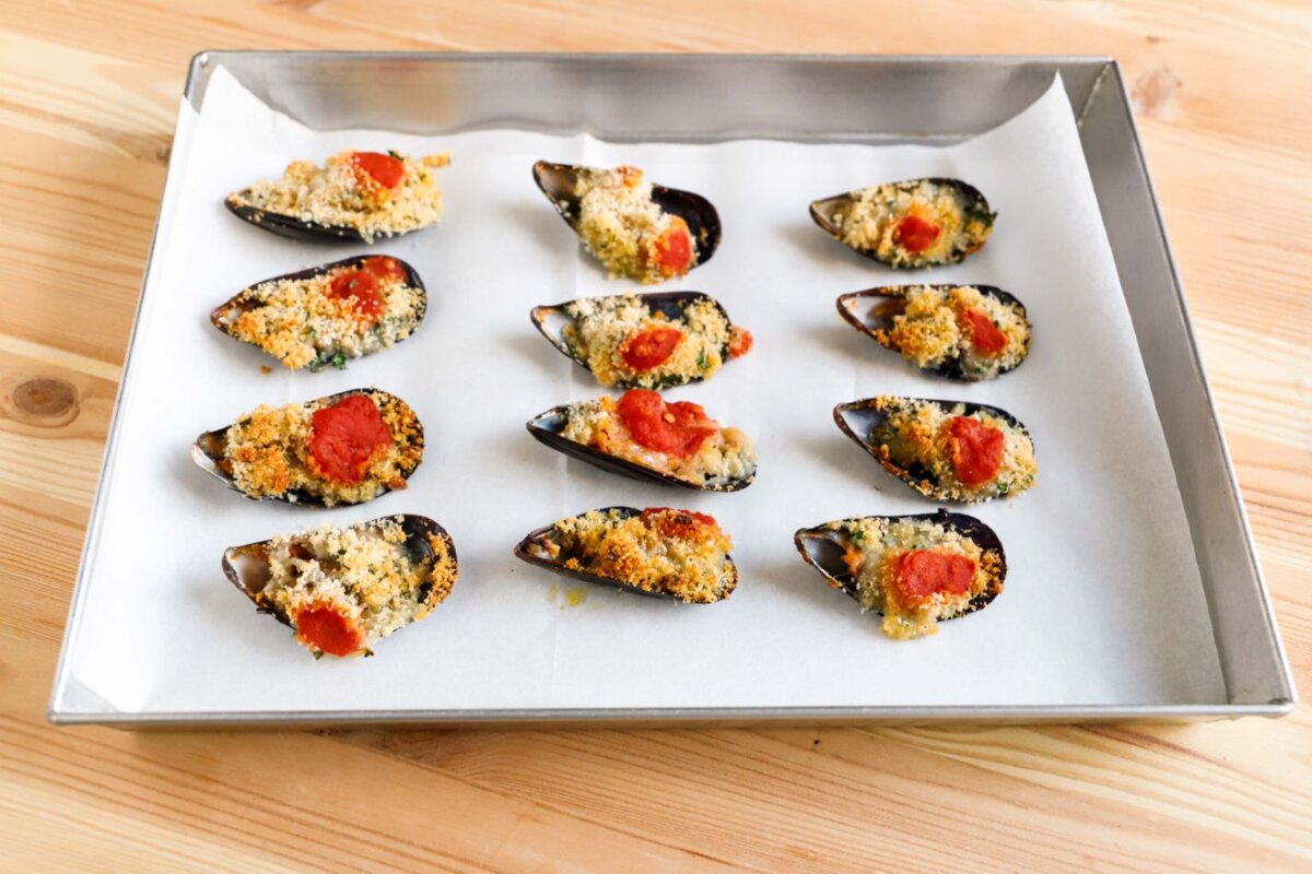 cozze-gratinate-al-forno-con-pangrattato--aromi-e-parmigiano--thumbnail
