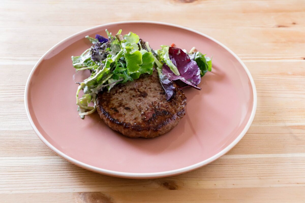 hamburger-di-romagnola-con-misticanza-e-salsa-yogurt-thumbnail