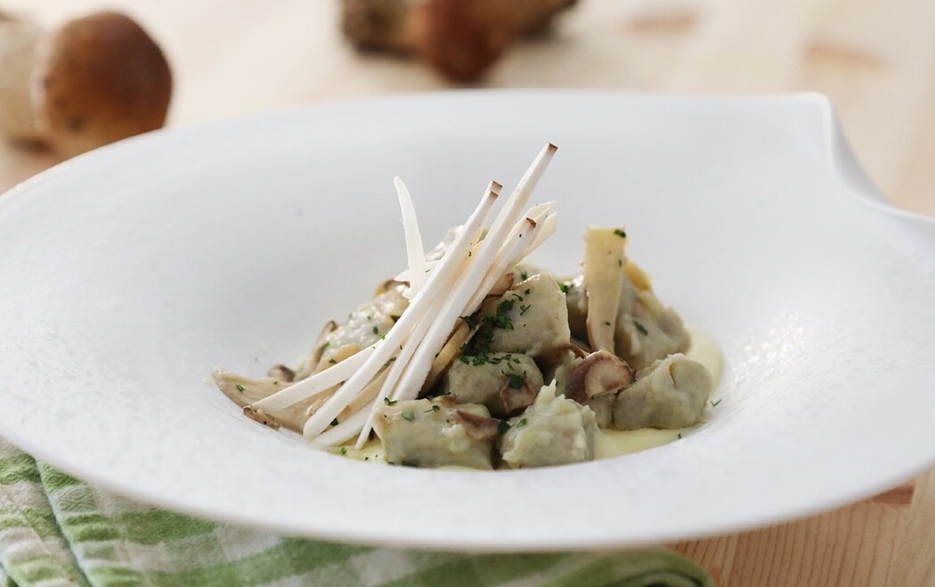 gnocchi-di-patate-viola-su-crema-di-montasio-e-porcini-thumbnail