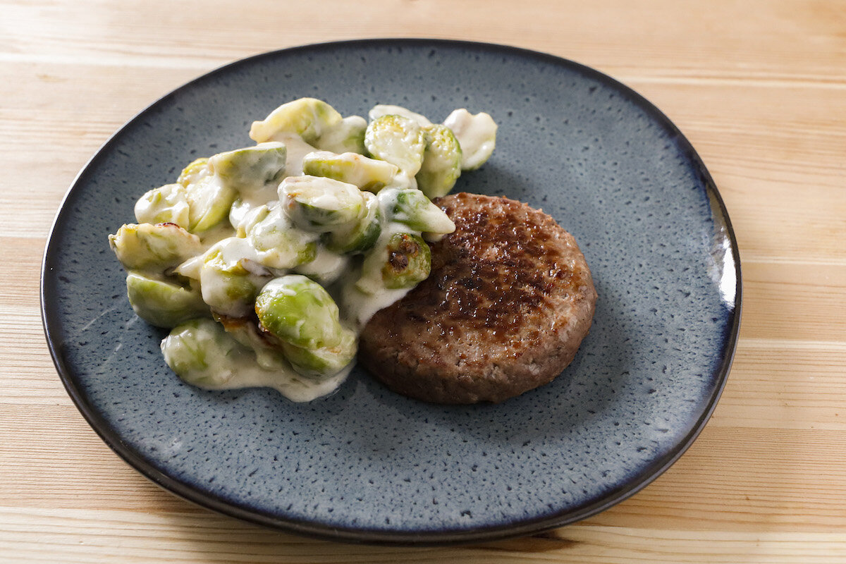 hamburger-di-Chianina-con-cavolini-di-Bruxelles-gratinati-thumbnail