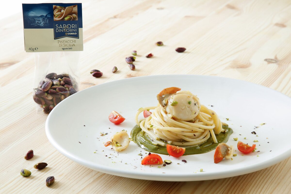 spaghetti-alla-chitarra-con-capesante-e-pistacchi-tritati-thumbnail
