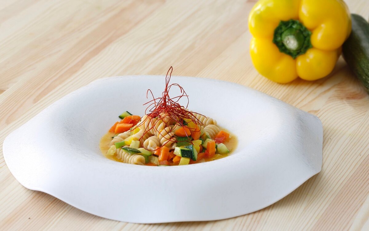 fusilli-integrali-bio-con-verdurine-su-zuppetta-di-datterino-giallo-thumbnail